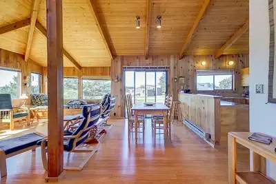 Image de Maison côtière contemporaine avec bain à remous priv��, piscine partagée et vue sur l'océan!