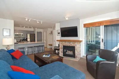 Image de Dernier étage avec vue sur la montagne; Coeur de Whistler! Super rapport qualité-prix