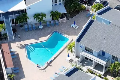 Image de Sur un budget? Condo spacieux et abordable sur deux niveaux, accès à la plage à pied, boutiques / restaurants / piscine communautaire