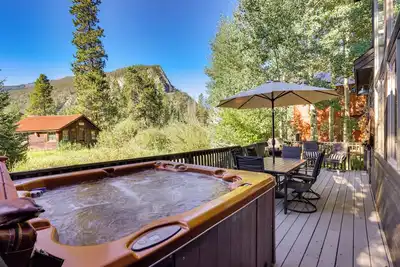 Image de Belle maison Frisco avec bain à remous - à pied de la rue Main!