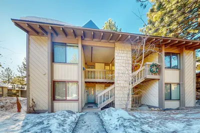 Image de Cozy condo de coin avec piscine et bain à remous, à proximité du lac et station de ski!