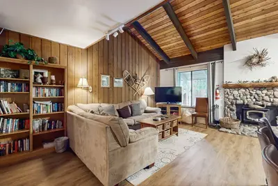 Image de Condo avec vue sur la montagne et la piscine, piscine partagée, bain à remous et sauna!