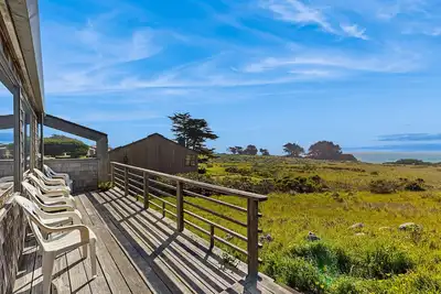 Image de Rustique maison Sea Ranch avec vue imprenable sur l'océan, piscine partagée, et les chiens!