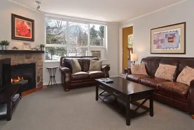 Image de Cœur de Whistler! Escapade hivernale confortable à distance de marche des remontées mécaniques et tout le reste!