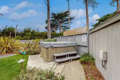 Image de Elégant, les chiens, la maison en bord de mer avec des ponts, piscine partagée, un bain à remous et jardin