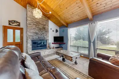 Image de Maison familiale avec bain à remous privé, piscine partagée et salle de jeux. Chiens bienvenus!