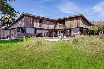 Image de maison Oceanside w / architecture classique Sea Ranch, piscine partagée, et 1 chien ok!