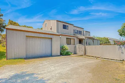 Image de Oceanview home, avec deux espaces de vie, bain à remous privé et accès à la piscine partagée!