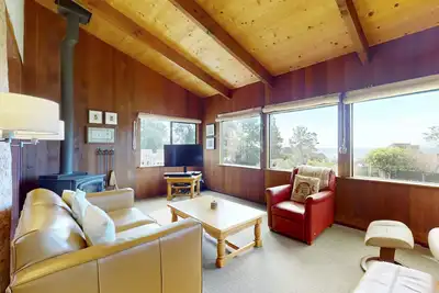 Image de Maison récemment rénovée avec vue sur l'océan, bain à remous privé et piscine partagée! 1 chien ok!