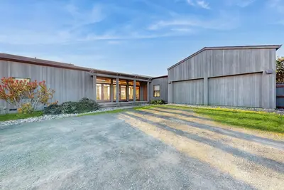 Image de Vue sur l'océan maison chien-friendly w / bain à remous privé et piscine partagée