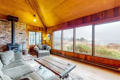 Image de maison, w / vues panoramiques sur l'océan, piscine partagée Dog-friendly, et emplacement privilégié!