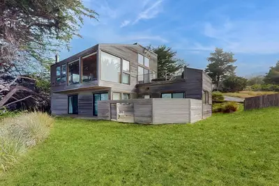 Image de bord de mer maison de chien-friendly w / vues magnifiques, un bain à remous privé et piscine partagée!