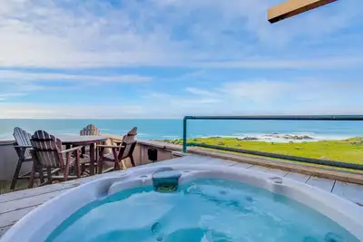 Image de Grande maison en bord de mer w / bain à remous, piscine partagée, et grande terrasse. Chiens acceptés!