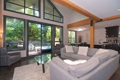 Image de HÉBERGEMENT 5 ÉTOILES! SÉJOUR De Luxe Avec Salle Des MÉDIAS + Hot Tub PRIVÉ