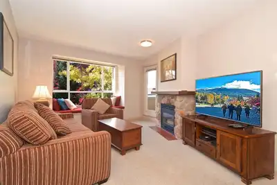 Image de Situé au coeur de Whistler. Spacieux Condo avec Village Stroll + Vues Montagne