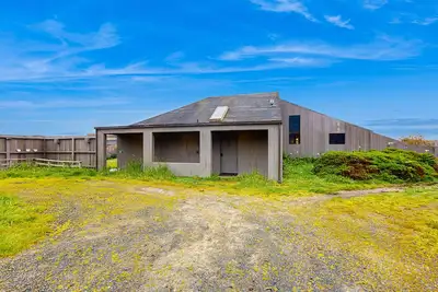 Image de Oceanview house 1/4 mile de la plage w / un bain à remous privé, et piscine partagée!