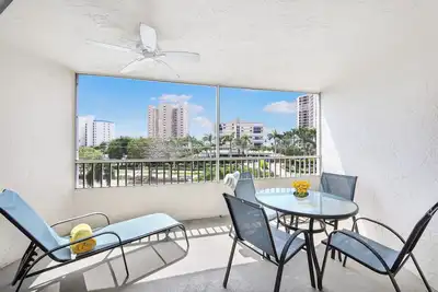 Image de Breezy South End Condo w / Piscine chauffée de luxe et à quelques pas de la plage