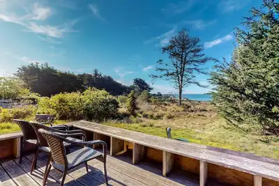 Image de Jolie maison prairie w / bain à remous, jardins, piscine shareed, et vue sur l'océan!