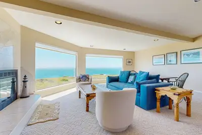 Image de Location en bord de mer w / décor moderne, vue sur la prairie, piscine partagée et bain à remous privé