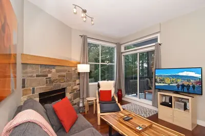 Image de Emplacement Au Ruisseau; Promenade facile à la télécabine. Charmante maison de ville avec entrée privée, terrasse et barbecue