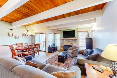 Image de Séjournez dans ce joli condo doté d'un bain à remous, d'un sauna et d'une piscine d'été communs