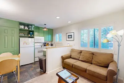 Image de Cozy, condo coloré w / piscine partagée et bain à remous - deux miles de Eagle Lodge