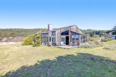 Image de Près de la plage Walk On w / spa privé, piscine partagée, et vue sur l'océan, les chiens Ok!