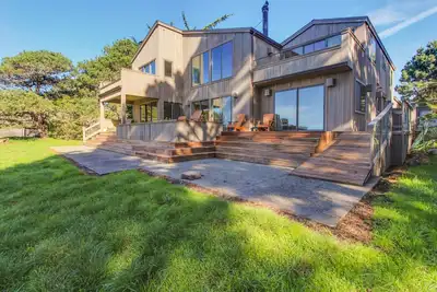 Image de Belle maison en bord de mer avec un bain à remous privé, vue sur le bluff et une piscine partagée!
