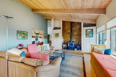 Image de Spa privé, piscine partagée et vue sur l'océan dans cette paisible maison de Sea Ranch!