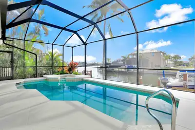 Image de Nos chambres sont décorées maison front de mer w / piscine chauffée et bain à remous