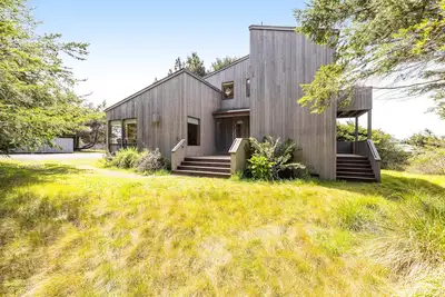 Image de Meadow home w / bain à remous privé, vue sur l'océan, piscine partagée / tennis / sauna!