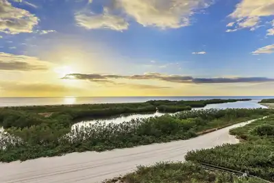Image de Condo en bord de mer avec piscine chauffée et vue panoramique sur l'océan éblouissante