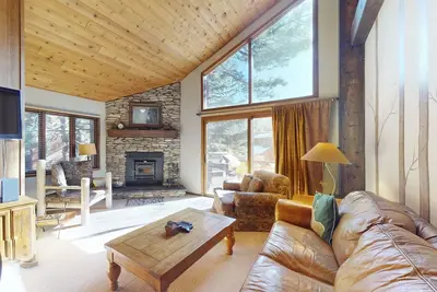 Image de Maison de ville confortable près du ski avec cheminée et accès à la piscine / au bain à remous communs!