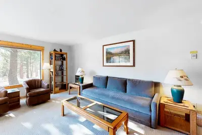 Image de Condo avec bains à remous partagés, piscine, sauna et superbes vues sur la montagne!