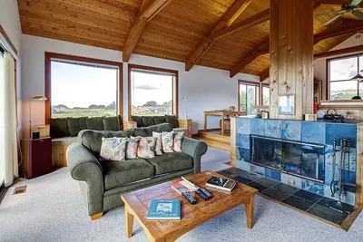 Image de Maison Sea Ranch avec chalet séparé et bain à remous et piscine partagée