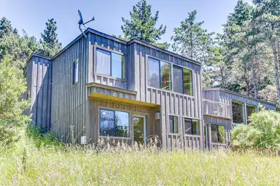 Image de Maison moderne et spacieuse avec 2 magnifiques terrasses et piscines / saunas partagées - 2 chiens Ok!