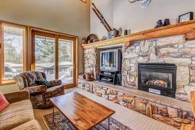 Image de Escapade spacieuse toute l'année avec bain à remous partagé et piscine saisonnière!