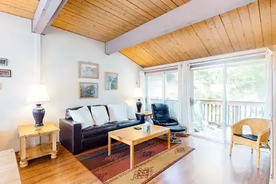 Image de Condo adapté aux chiens avec piscine partagée et bain à remous près de l'action de Mammoth Lakes!