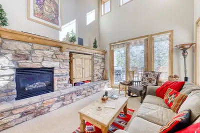 Image de Charmant condo de vacances avec bain à remous / piscine communs et vue sur les montagnes.