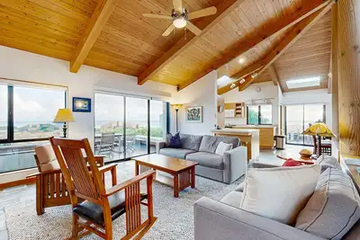 Image de Oceanview bluff home w / jacuzzi privé et accès à la piscine partagée / saunas / tennis!