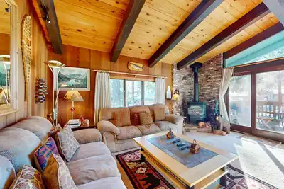 Image de Une destination paisible avec une piscine partagée, un sauna et un bain à remous!