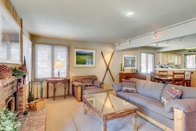 Image de Charmant condo au niveau du sol avec baignoire partagé à remous, piscine, sauna, et des courts de tennis