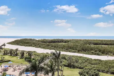 Image de Accrocheur condo front de mer w / sud-ouest balcon orienté et piscine chauffée