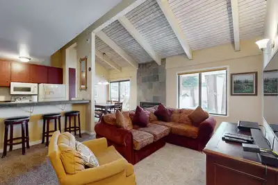 Image de Condo spacieux au sommet d'une montagne avec sauna, piscine et bain à remous communs!