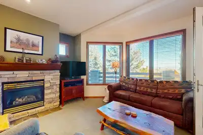 Image de Ce condo skis aux pieds offre une vue panoramique sur la montagne et un bain à remous commun!