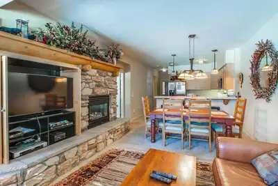 Image de Charmant condo w / bain à remous partagé / piscine et vue imprenable sur les montagnes de Sherwin!