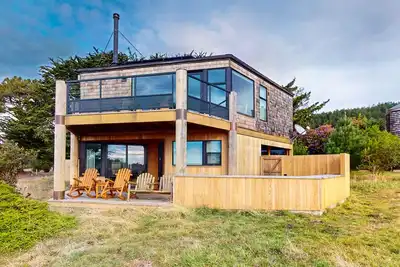 Image de Maison avec vue sur la mer et chien avec bain à remous privé et piscines et accès au tennis
