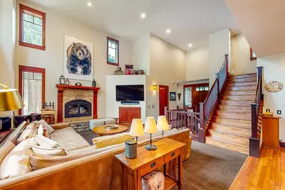 Image de Townhome avec un bain à remous privé et une vue imprenable sur le parcours de golf.