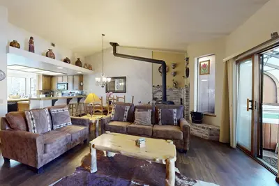 Image de Propriété de style maison de ville avec bain à remous privé et vue magnifique sur la forêt