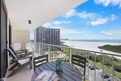 Image de Élégant condo en bord de mer w / piscine chauffée et des vues fascinantes de l'océan